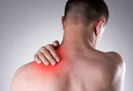 Foto de homem com dor no ombro